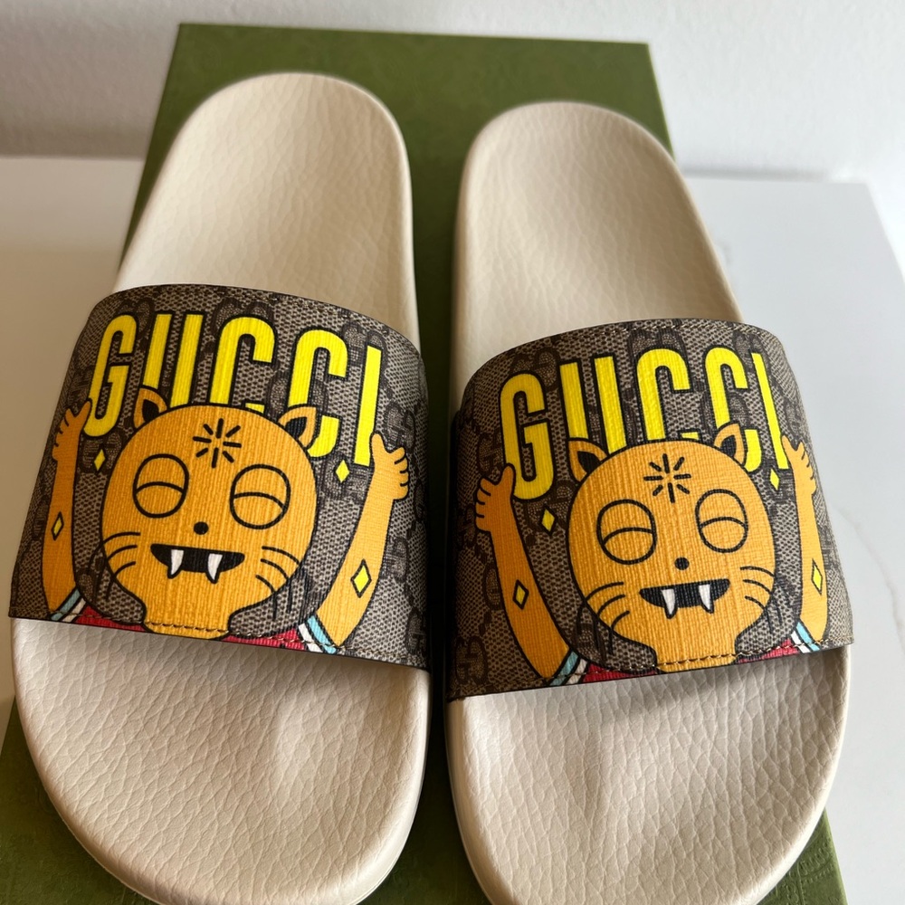 Gucci x Pablo Delcielo men's GG Supreme slides featuring a "funny cat" graphic. - Picture 3 of 16